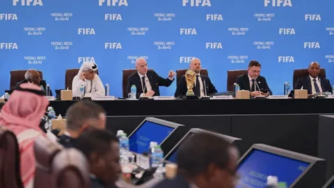 兰多·诺里斯对马克斯·维斯塔彭发出“白痴警告”，展望2025年F1冠军争夺战